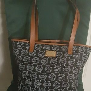 Like new Signature Michael Kors purse